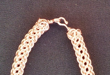 Close-up Hilt Chain Triple Clasp